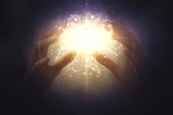 魔术在手里 一个女孩手中闪耀的球 发光粒子 — 图库照片