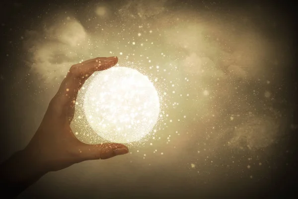 Μια Μαγική Μπάλα Στα Χέρια Του Σύμπαντος Μαγικό Σωματίδια Λάμψη — Φωτογραφία Αρχείου