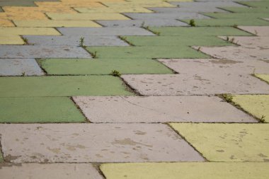 Renkli kaldırım döşeme farklı renklerde