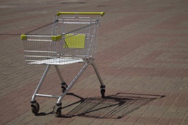 kaldırım döşeme üzerinde boş alışveriş arabası ürünler için