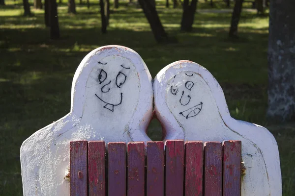 Steinfiguren Von Menschen Mit Gemalten Gesichtern — Stockfoto