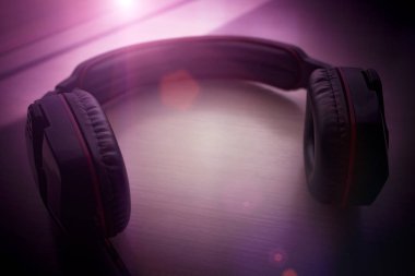 masanın üzerinde kulaklık yakın çekim yalan