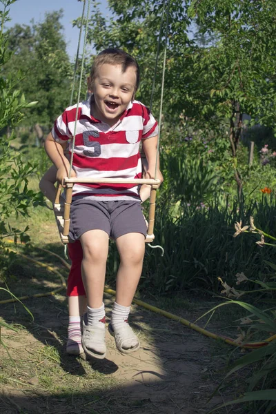 Pojken Att Kul Gunga Sommar — Stockfoto