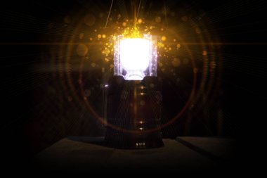 Fener, sihirli karanlık bir arka plan üzerinde sihirli kızdırma