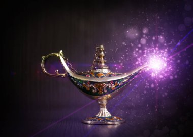 büyülü oryantal lamba, karanlık bir arka plan üzerinde arzuların yerine getirilmesi ve lamba