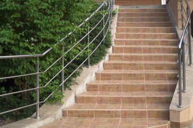 bir sokak mermer merdiven basamaklarında