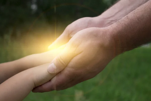 Ojciec Trzyma Ręce Jego Syna Jego Ręce Światło Słoneczne Jego — Zdjęcie stockowe