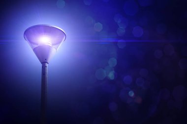 Fener sokakta geceleri parlak ışık saçıyor