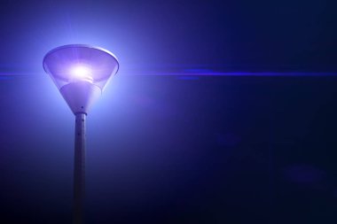 Fener sokakta geceleri parlak ışık saçıyor