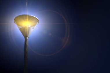 Fener sokakta geceleri parlak ışık saçıyor