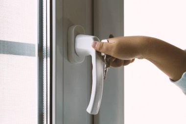 Pencereden düşen bir çocuk koruma kavramı. Pencerenin üzerinde bir kilit ile başa. Çocuğun pencerenin açar