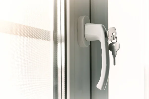 Bir çocuğu pencereden düşmekten koruma kavramı. Pencereye kilitle.