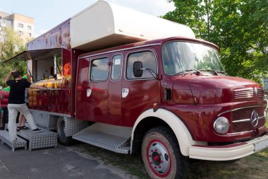 Gomel, Belarus - Haziran 2018: Street ticaret bir kamyon ile. Mercedes. İçecek ve atıştırmalıklar tekerlek üzerinde sahip kafe.