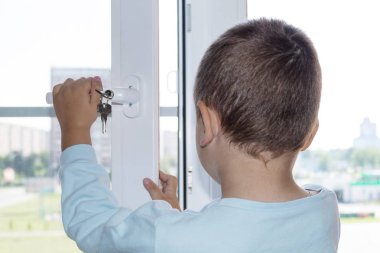 Bir pencereden dışarı düşmesini bir çocuk koruma kavramı. Pencereyi kapatmak belgili tanımlık çocuk açık