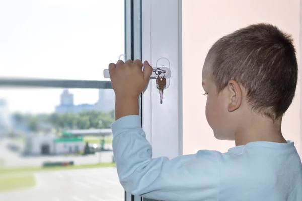 Concept Protection Enfant Contre Chute Par Fenêtre Enfant Ouvre Fenêtre — Photo