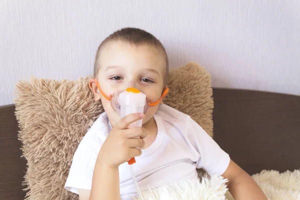 Bir çocuk bir Nebulizatör evde yatakta soluk