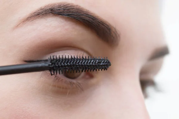 Kvinna Målar Ögonen Med Mascara Begreppet Skönhet Smink Make — Stockfoto