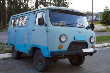 Belarus. Gomel - Temmuz, 17, 2018: bir eski paslı minibüs sokakta