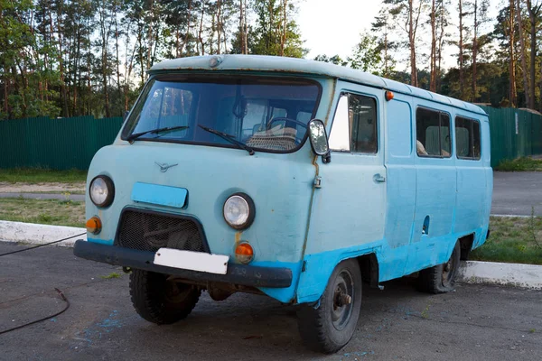 白俄罗斯 戈梅利 2018 一辆老生锈的公共汽车在街道上 — 图库照片