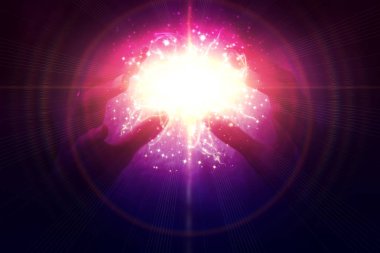 Sihirli parçacıklar, karanlık bir arka plan üzerinde eller yakın çekim gelen enerji akışını