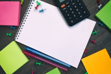 İleti örneği yanında senin metin için yer ile beyaz boş not defteri. Okula dönüş