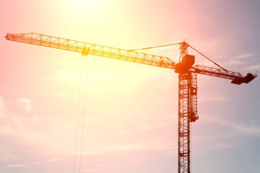 Gökyüzü inşaat vinç silüeti. Endüstriyel arka plan