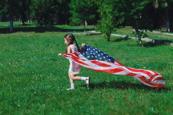 Boldog Lány Fut Végig Zöld Egy Amerikai Zászló Integet — Stock Fotó
