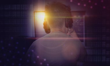 Genç adam bir bilgisayar oyunu oynuyor. Bilgisayar arka plan hologram, lazer ve neon