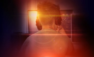 Genç adam bir bilgisayar oyunu oynuyor. Bilgisayar arka plan hologram, lazer ve neon