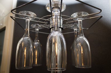 Cam kadehler stand portre üzerinde asılı bir dizi