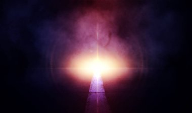 neon ışık tarafından boş bir yol, gece, arka plan. Koyu arka plan kızdırma, bir ışık ve bir bulutsu