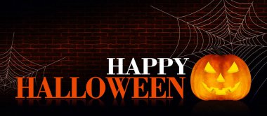 Koyu arka plan Cadılar Bayramı. Kabak, örümcek ağı ve neon ışık, karanlık bir arka plan üzerinde yazıt flash ve kızdırma