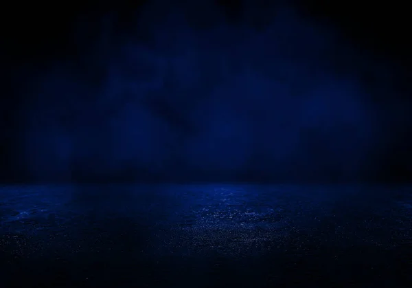 Sahne ışıkları ve lambaları ile boş odası arka plan, mor arka plan ile neon kızdırma