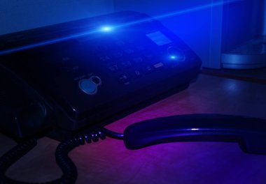 Neon ışık ile karanlık bir arka plan üzerinde Telefon Faks