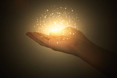 bir kadın, kadın elinden yayılan büyülü enerji akışı avuç üzerinde sihirli parçacıklar