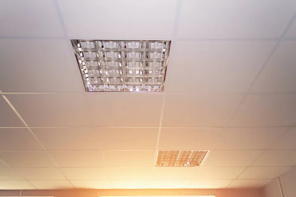 Fond Plafond Dans Bureau Avec Des Lumières Fluorescentes — Photo