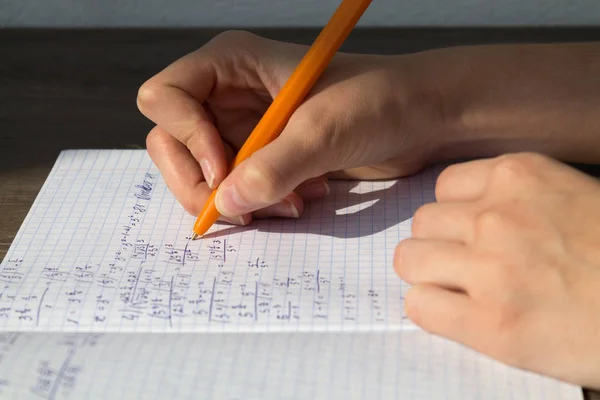 Una Mano Femenina Escribe Fórmulas Matemáticas Cuaderno Tarea Escolar Matemáticas — Foto de Stock