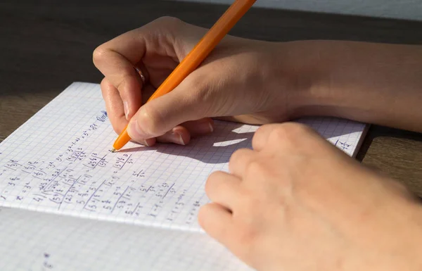Une Main Féminine Écrit Des Formules Mathématiques Dans Cahier Devoirs — Photo