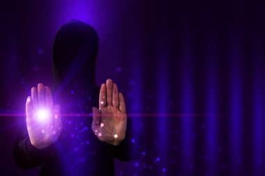 Hacker kapüşonlu ile soyut bilgisayar arka plan. Bir hacker elinde enerji akışı. Onlu kod, hologram, neon ışık