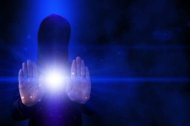 Hacker kapüşonlu ile soyut bilgisayar arka plan. Bir hacker elinde enerji akışı. Onlu kod, hologram, neon ışık