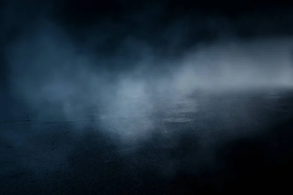 Arka plan boş bir karanlık oda. Boş duvarlar, ışıklar, duman, parlaklık, ray