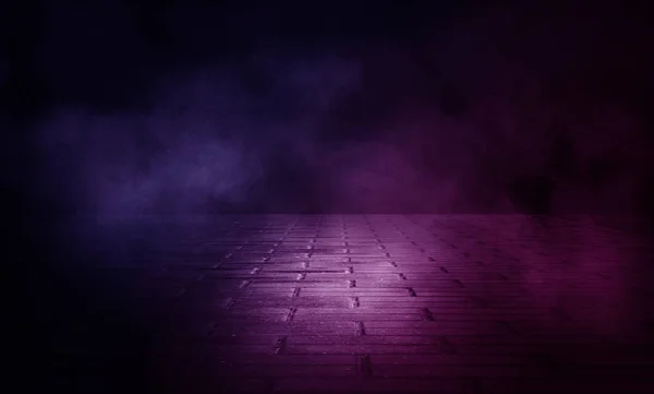 Fond de pièce vide avec projecteurs et lumières, fond violet abstrait avec lueur néon — Photo