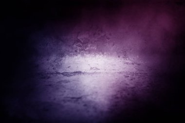 Arka plan boş bir karanlık oda. Boş duvarlar, ışıklar, duman, kızdırma, ışınları