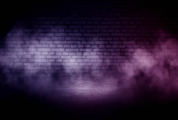 Arka plan beton zemin ile boş karanlık odası. Boş tuğla duvarlar, neon ışık, duman.