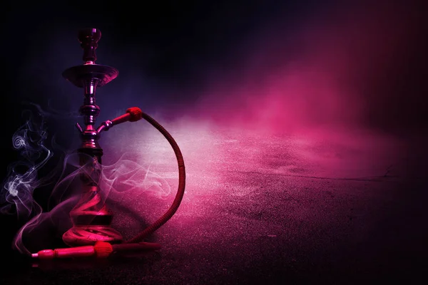 Hookah Fumar Sobre Fondo Hormigón Oscuro Luz Neón Smog Noche — Foto de Stock