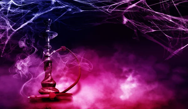 Hookah Con Luces Humo Neón Sobre Fondo Oscuro Sótano Con — Foto de Stock