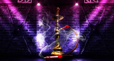 Grunge duvar, neon ışık, ışınları, duman, duman arka plan üzerinde nargile