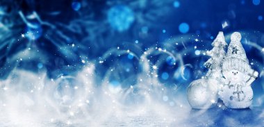 Noel tatil arka plan, kar taneleri, bokeh, kardan adam, ağaç, ışıklar