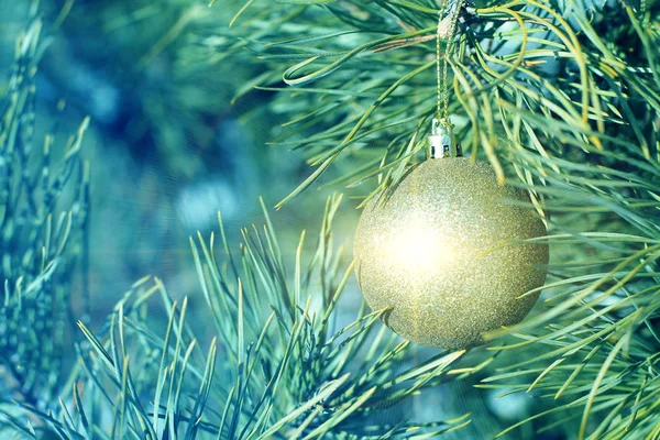 Pallone Natale Dorato Sul Ramo Abete Sfondo Natalizio Fiocchi Neve — Foto Stock