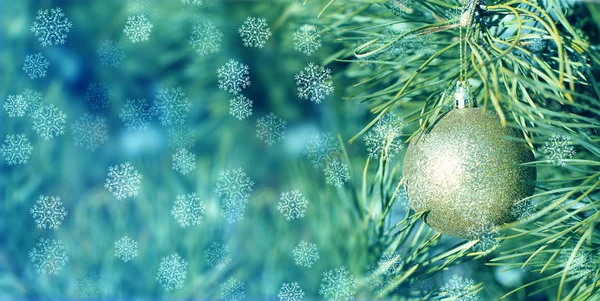 Boule Noël Dorée Sur Branche Sapin Fond Noël Flocons Neige — Photo